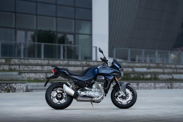 Moto Guzzi V100 MANDELLO, 2025 MODEL, FREE READY TO RIDE KIT, SAVING £2883. 