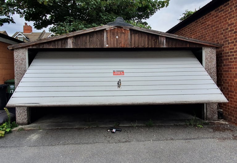 Large/Double garage to rent Brownhill Road (r/o 17) Catford, London