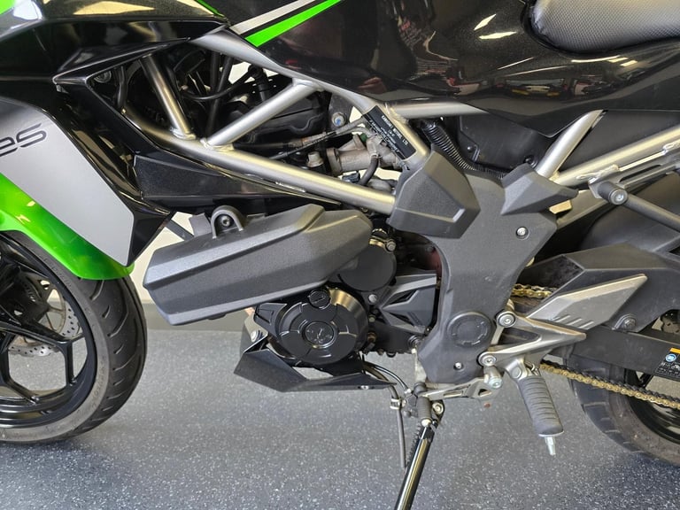 Kawasaki Z125 Supernaked 125cc Learner Legal Geared Motorcycle