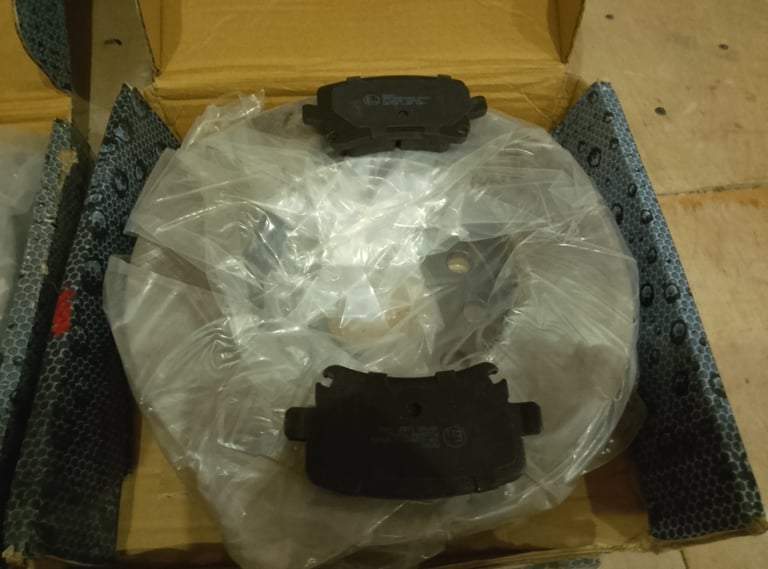 New VW Touran Rear Brake Discs + Rear Brake Pads 