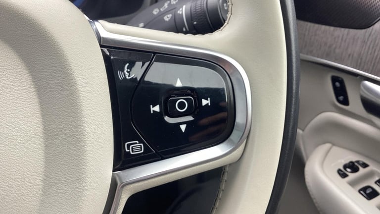 2022 Volvo XC90 Plus Dark B5 (235 hp) ESTATE Diesel/Electric Hybrid Automatic