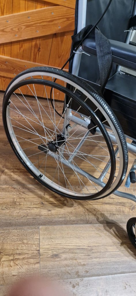Wheel chair with brakes 