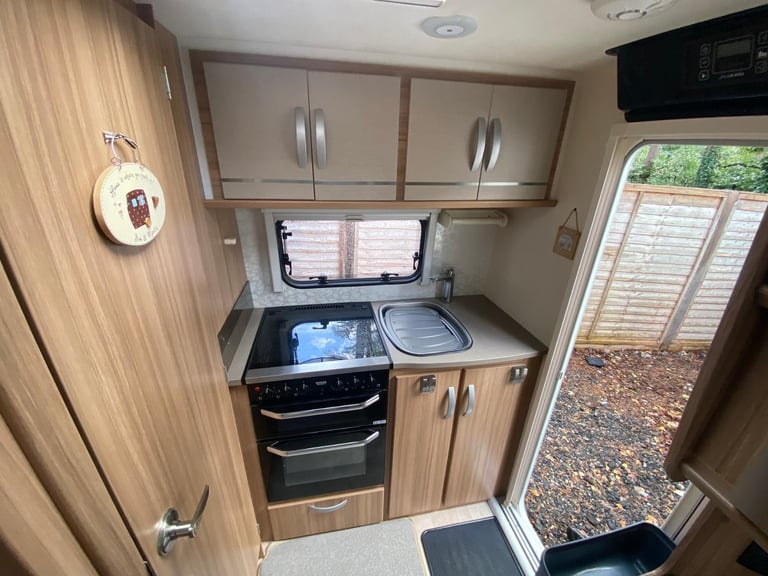 LUNAR ARIVA - 2018 - END KITCHEN - 2 BERTH - MOVER - PRISTINE CONDITION 