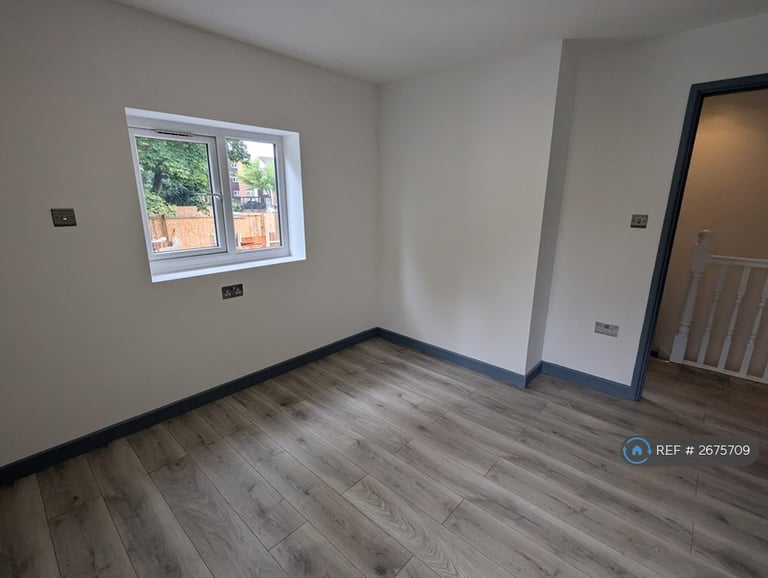 3 bedroom house in Barlow Close, Wallington, SM6 (3 bed) (#2675709)