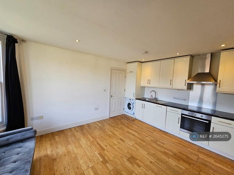 1 bedroom flat in Wavertree Road, London, SW2 (1 bed) (#2645275)