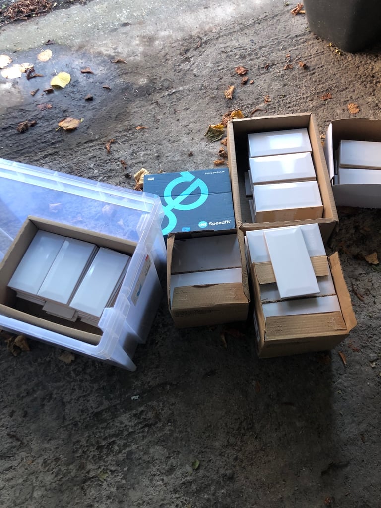 White gloss wall tiles