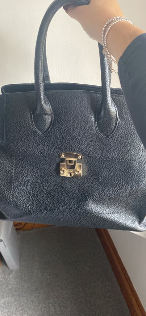 Ladies black shoulder bag 