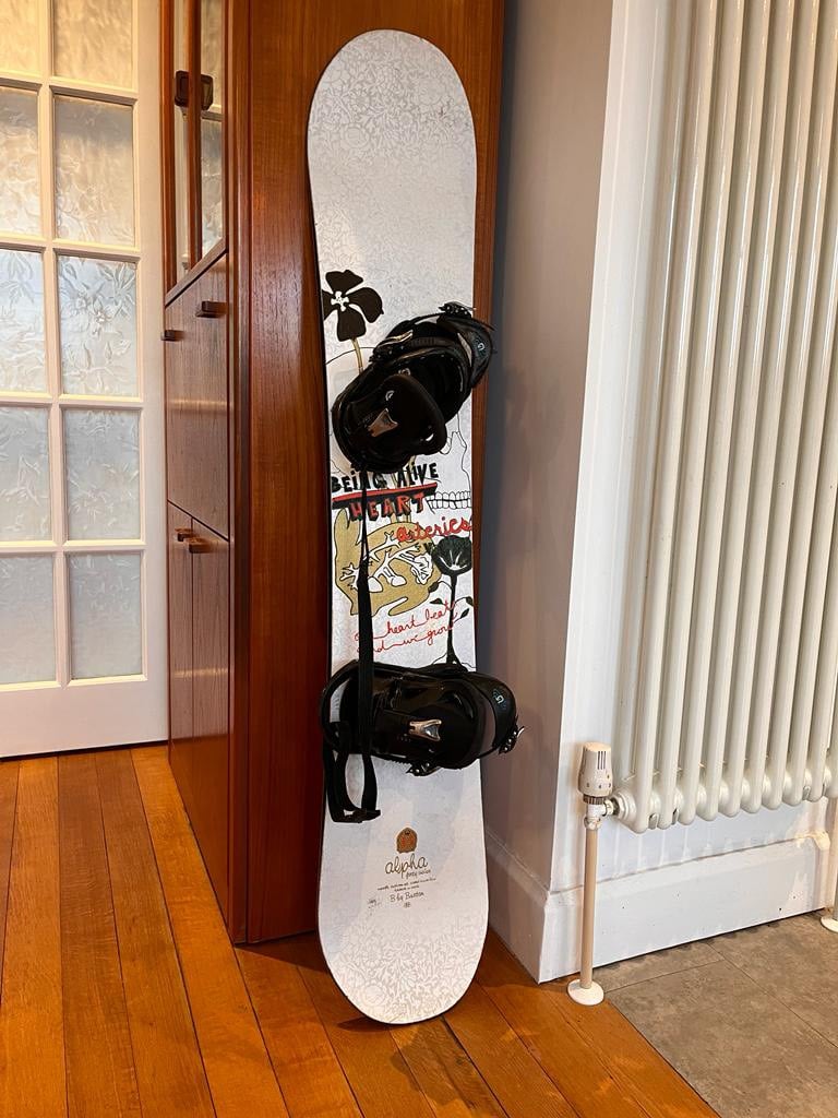 Burton alpha snowboard 147 cm ladies girls in Eltham London