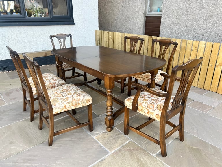 Mahogany Dining table with 6 matching chairs