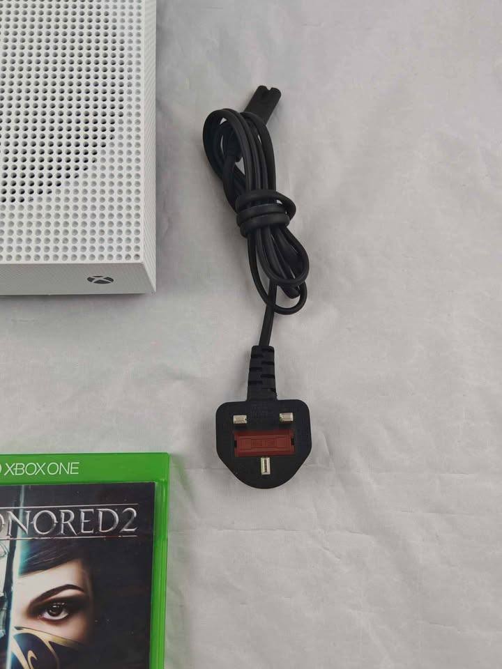 Xbox one S 1TB white 🤍 🐻‍❄️ + controller 🎮 + hdmi cable+ game 🎯