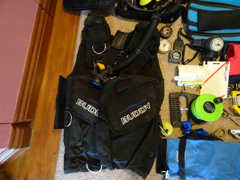 Scuba diving equipment
