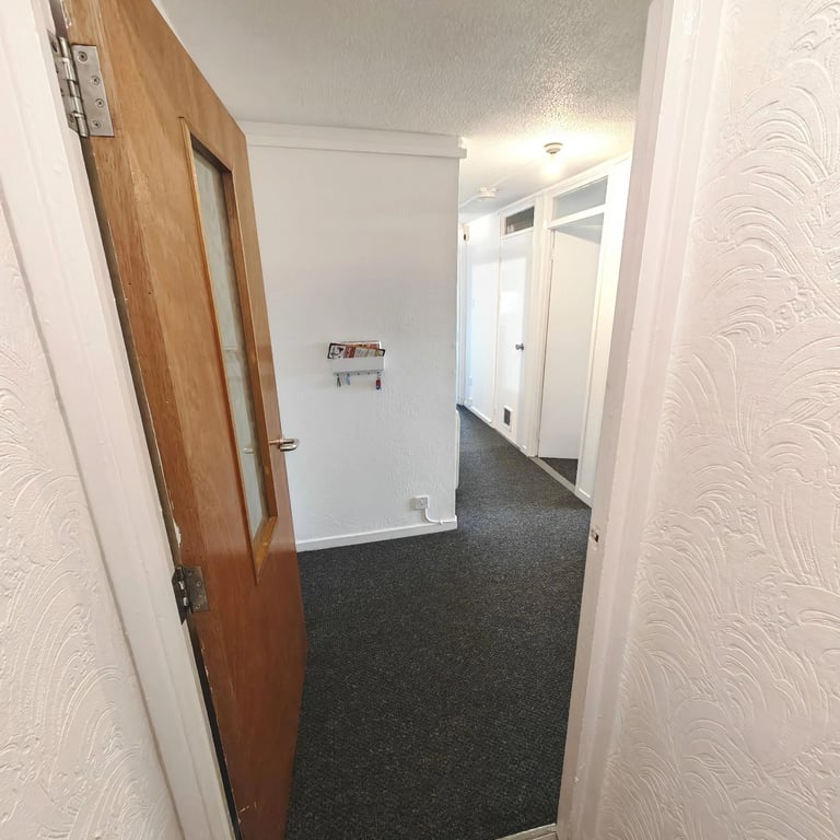 * Available to Rent - DUMBARTON - 2-BED FLAT - UNFURNISHED *