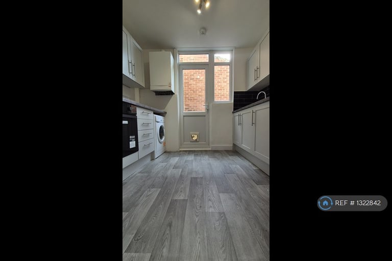 2 bedroom flat in Castleton Rd, Walthamstow, E17 (2 bed) (#1322842)