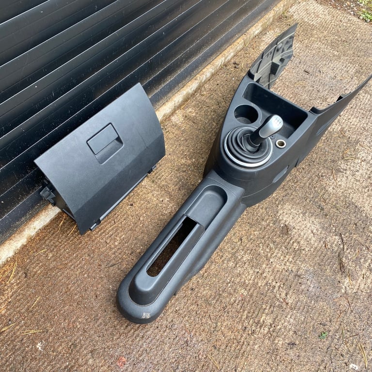 Ford MK6 Fiesta   Centre Console Glove Box Seatbelts  Crash Sensor Module  5 Speed Gear Stick