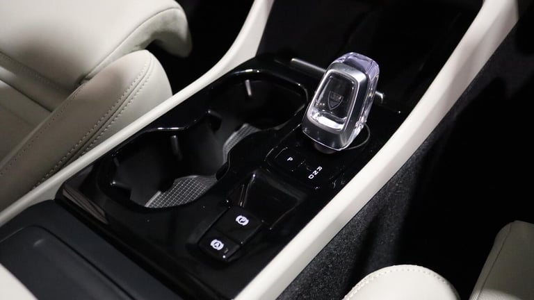  Volvo XC40 B4 (P) Ultimate Dark (360 Camera, Sunroof, BLIS) Petrol/Electric Hybrid Automatic