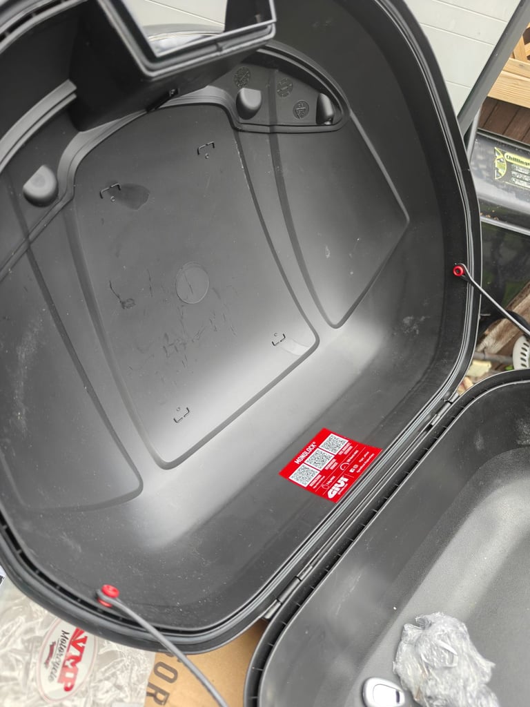 Givi E340NT2 Vision Monolock Top Case - 34 Litre with mounting plate