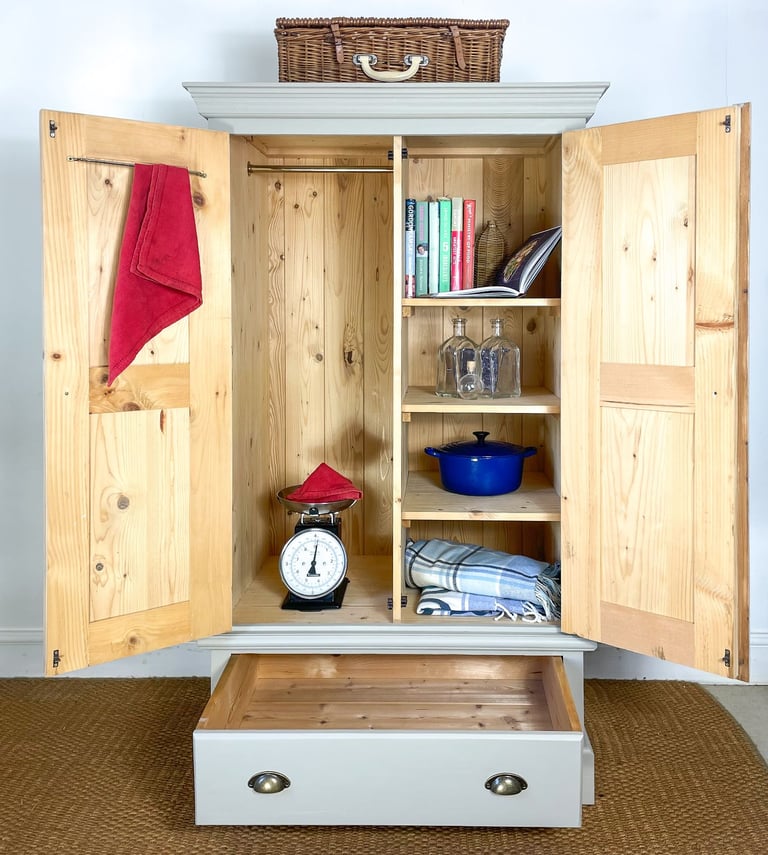 5.2ft Solid pine linen cupboard dresser cupboard wardrobe / Pantry larder
