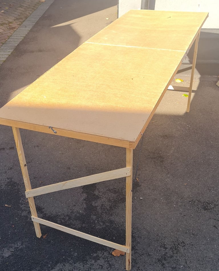 Foldable table 