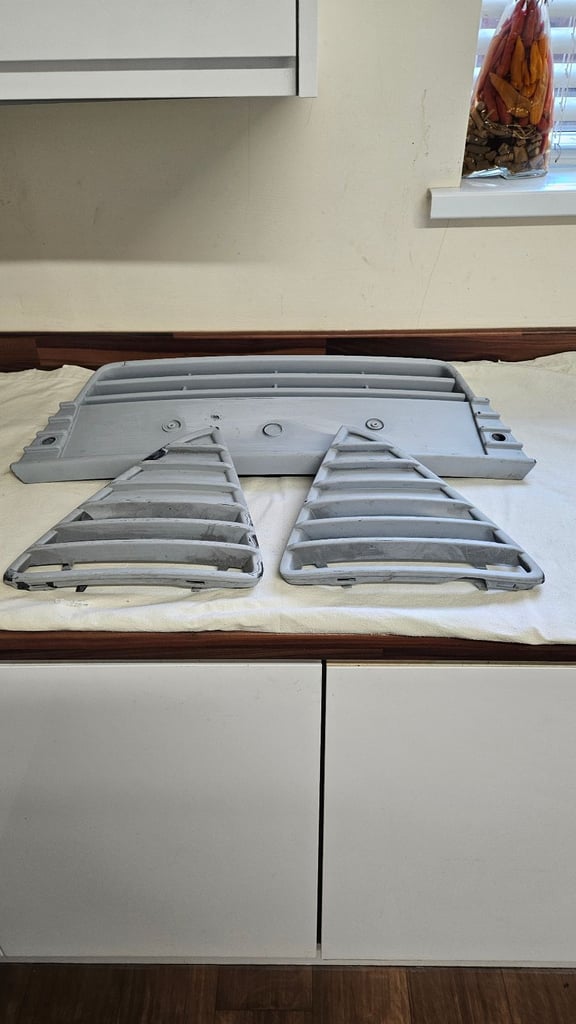 GENUINE FORD FOCUS MK3 TITANIUM X FRONT GRILLS AND BOTTOM GRILLS 