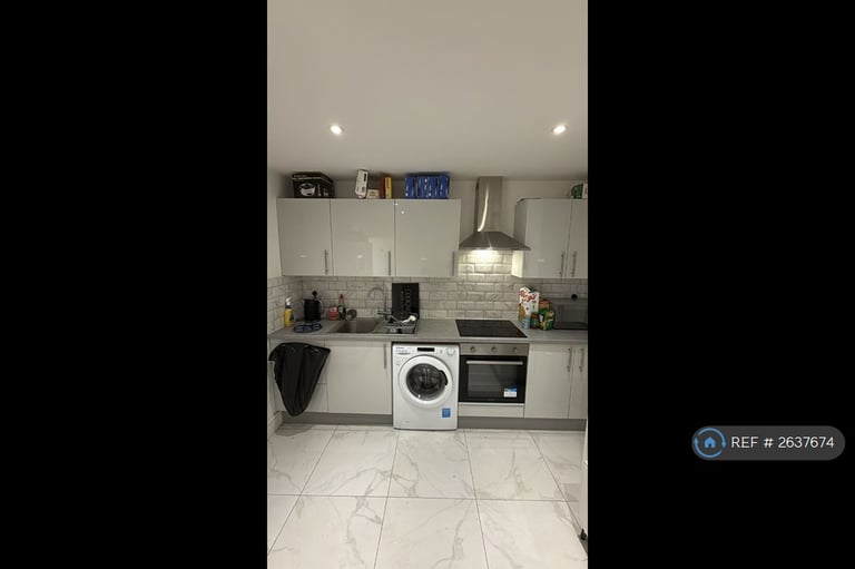 Studio flat in College Road, Cheshunt, Waltham Cross, EN8 (#2637674)