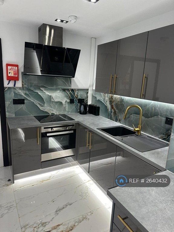 2 bedroom flat in The Pavilion, Nottingham, NG7 (2 bed) (#2640432)