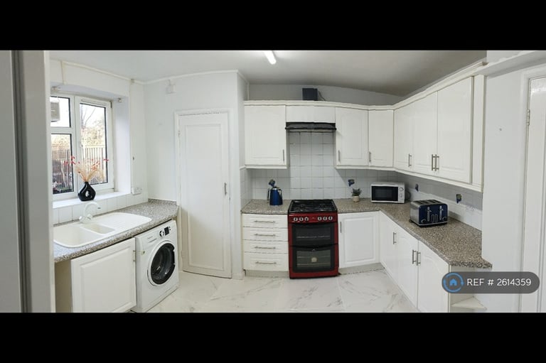 3 bedroom flat in Spencer Park, London, SW18 (3 bed) (#2614359)