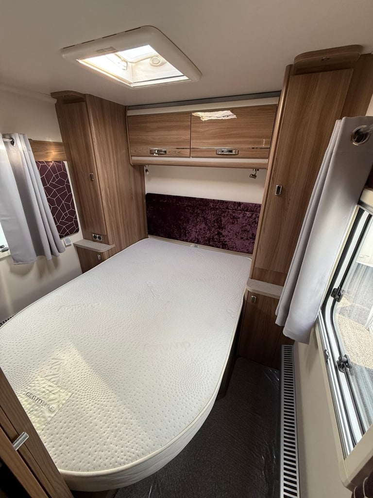 Swift Challenger 560 Rear Island Bed Middle Bathroom 