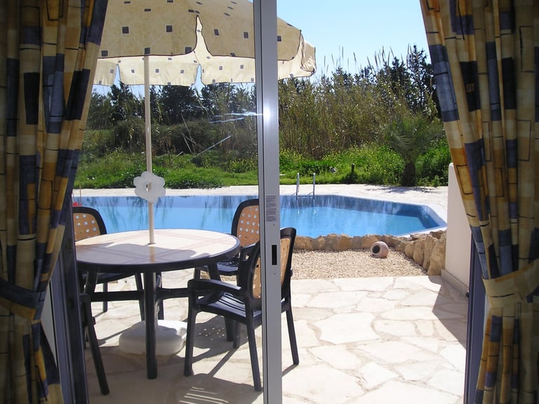 PAPHOS SELF-CATERING POOLSIDE VILLA APARTMENT TO RENT FOR HOLIDAYS IN CYPRUS LONG-TERM WINTER LETS