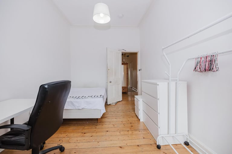 Very spacious, top floor, 3 bedroom, HMO flat - available NOW