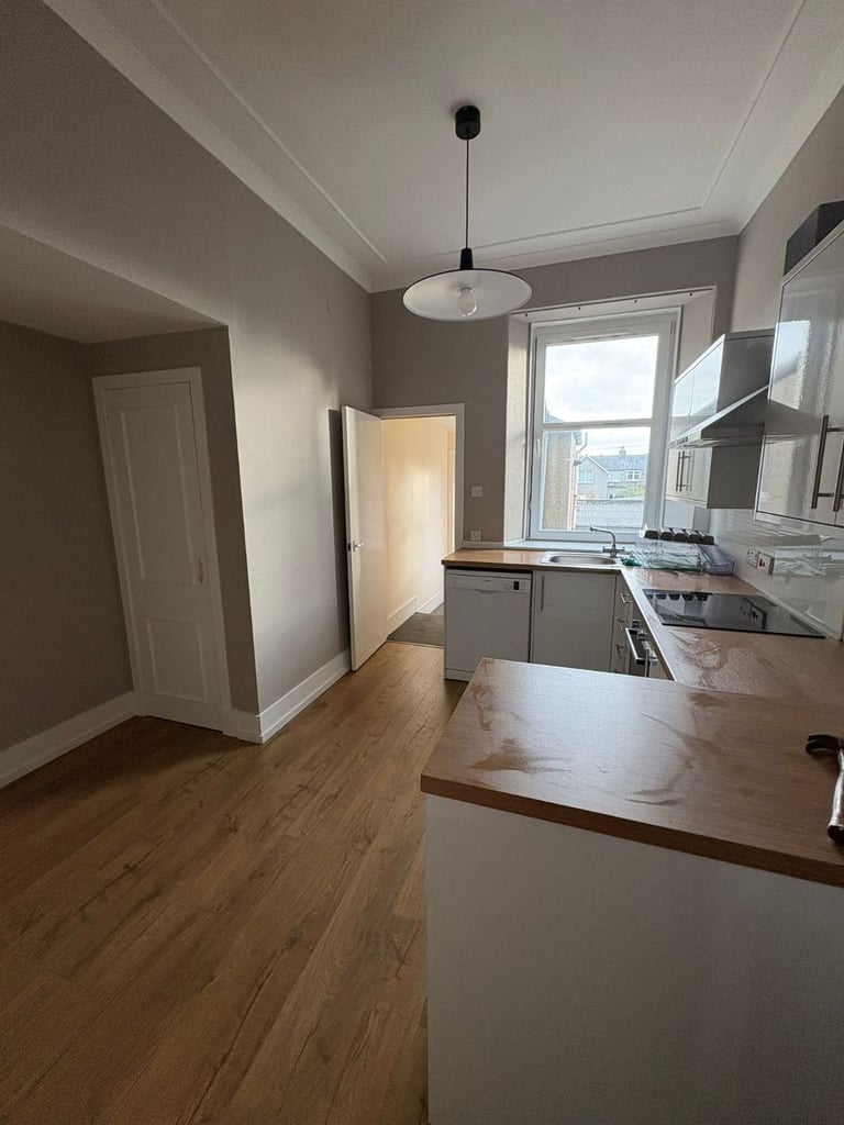 Desirable and spacious, Traditional granite , 2 bedroom Flat in sought after West End location 