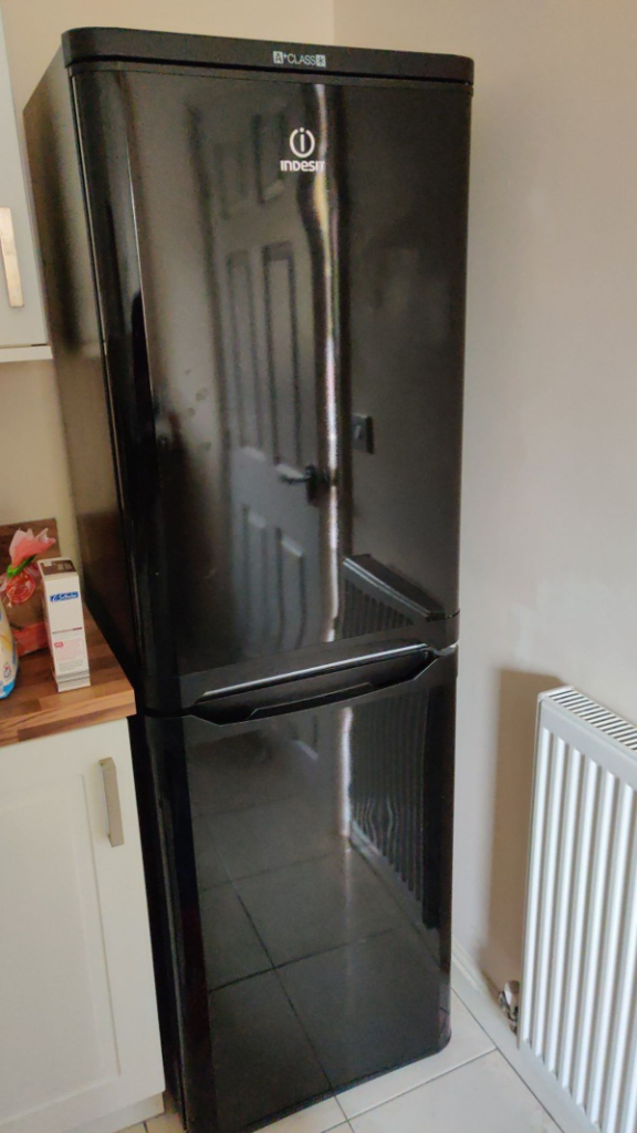 black indesit class a 6ft tall frost free fridge freezer+good working order+DELIVERY