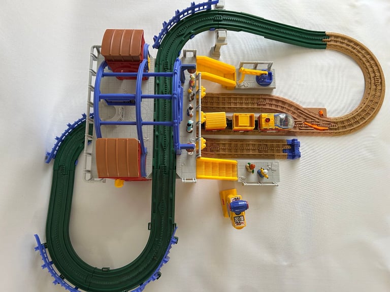 Bundle - Fisher Price Geo Trax, Tomica Hypercity 85400 