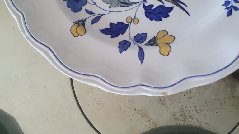 Dinner / Crockery Set - 16 piece (x3 plates chipped)