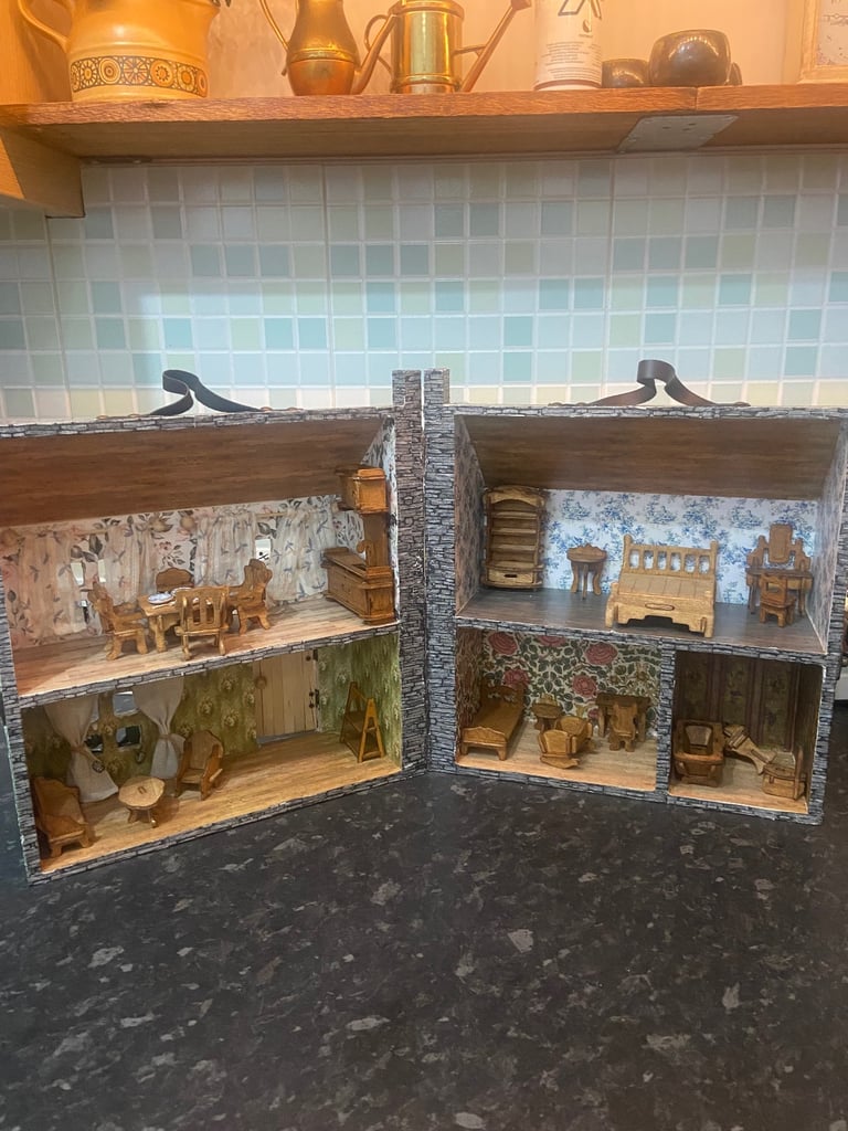 Wooden carry-on dollhouse with furniture