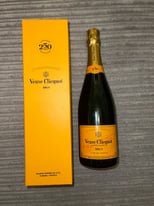 Champagne with gift box - 75cl VEUVE CLICQUOT YELLOW LABEL BRUT 