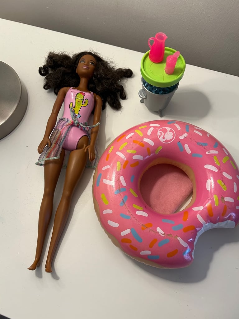 Barbie portable house and dolls bundle