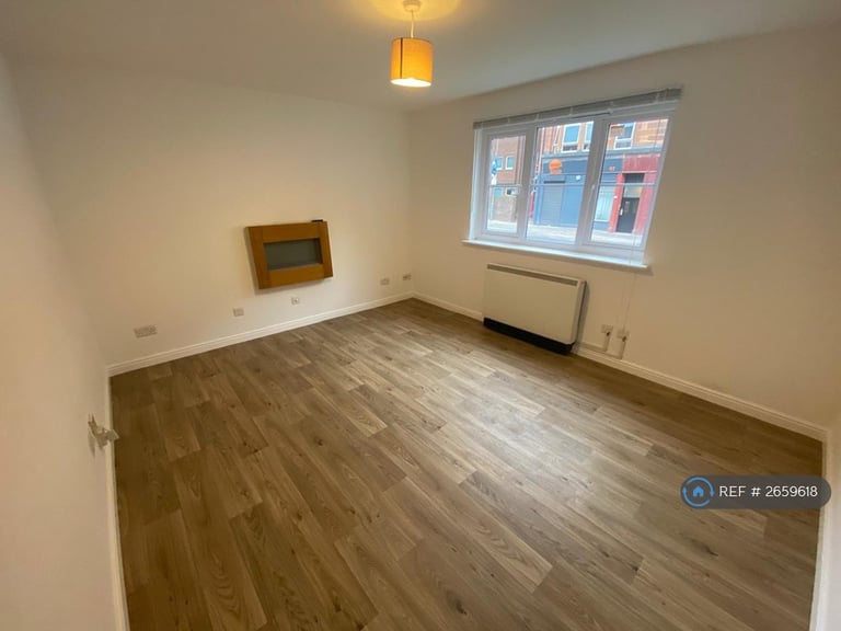 2 bedroom flat in Main Street, Glasgow, G40 (2 bed) (#2659618)