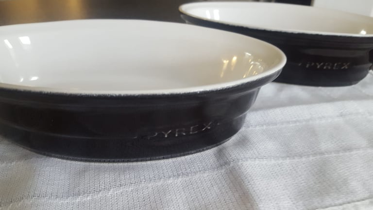 Pyrex black ceramic oval dishes x 2