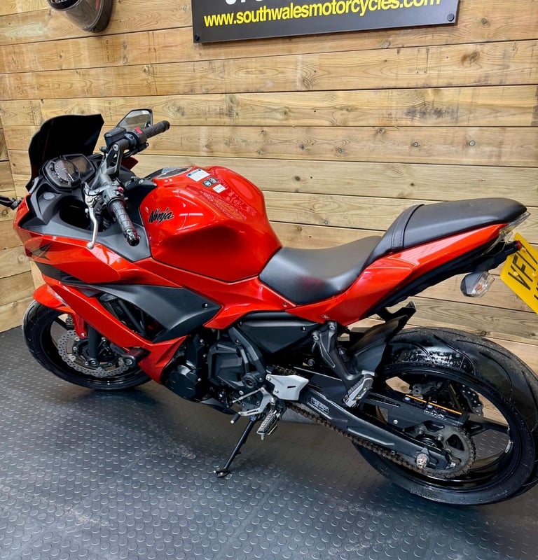 Kawasaki EX 650 Ninja / 2017 model / only 4568 miles!