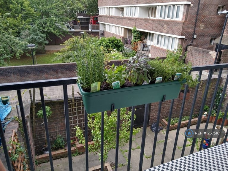 1 bedroom flat in Tregunter Road, London, SW10 (1 bed) (#2675161)