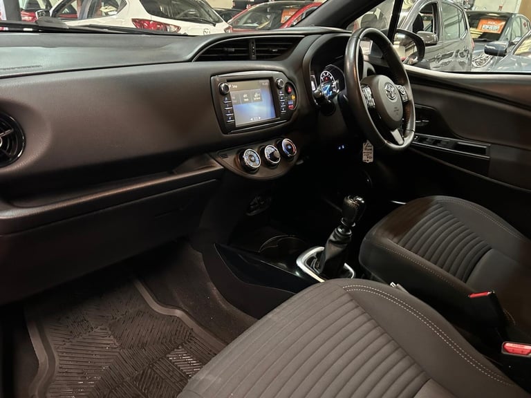 2018 Toyota Yaris 1.5 VVT-i Grey Bi-Tone Euro 6 5dr HATCHBACK Petrol Manual