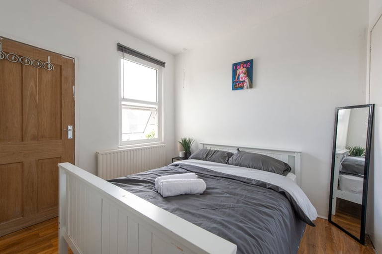 Comfort Meets Style, 4-Bedroom Home with All Essentials, Croydon, Sleeps 8! Group Friendly!