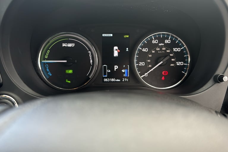 Mitsubishi Outlander PHEV 2.0h 12kwh 4hs Suv 5dr Petrol Plug In Hybrid CVT 4wd
