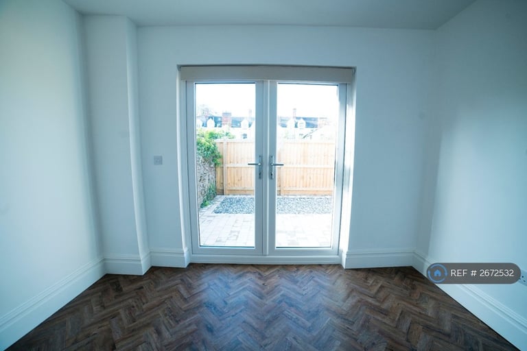 1 bedroom flat in Cathedral Road, Cardiff, CF11 (1 bed) (#2672532)