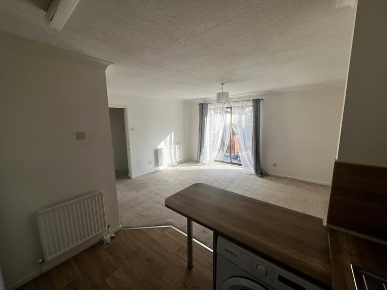 2 bed flat to let, immediately 