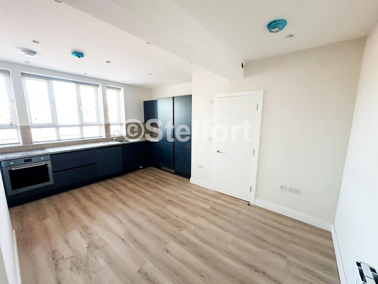 2 bedroom flat in Court Road, London, SE9
