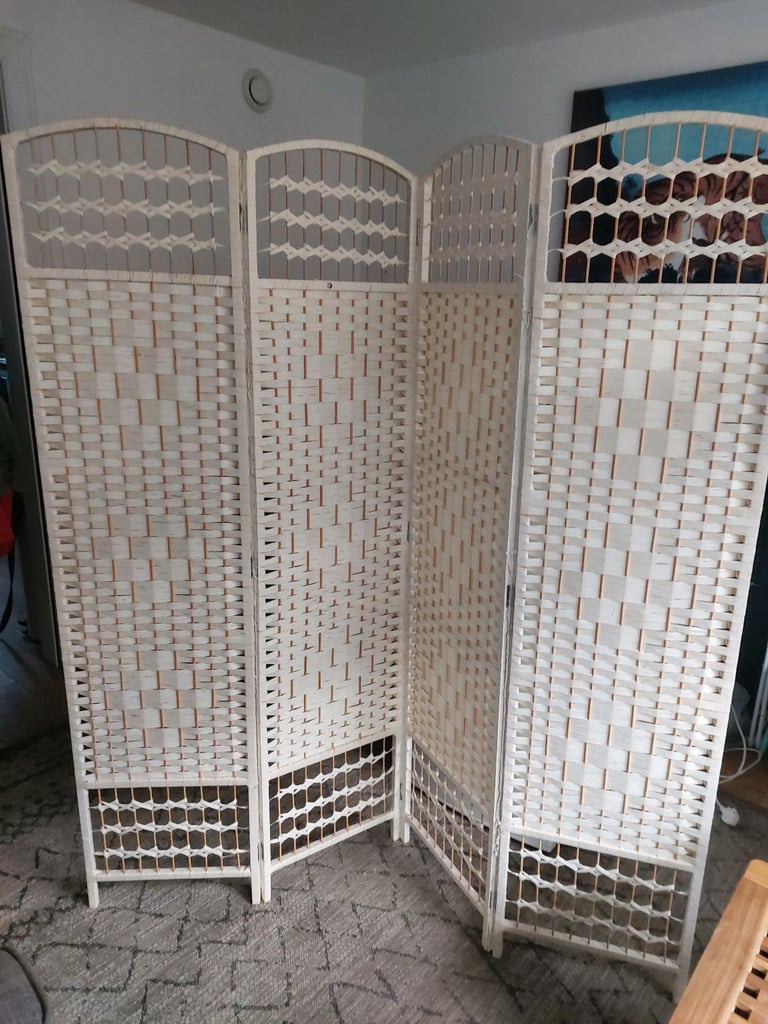 Screen / partition  in cream.