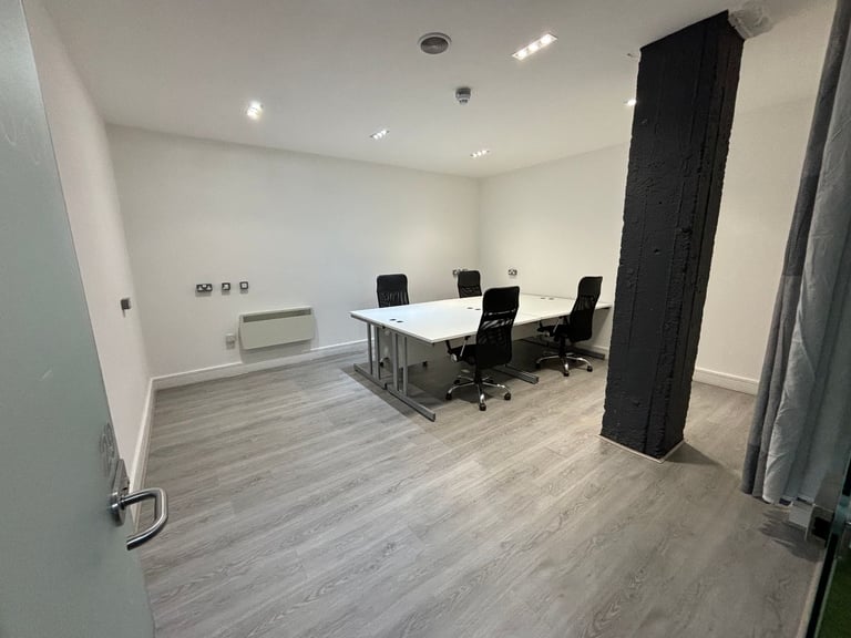 Liverpool, L1 - 40 Desks Furnished, Utility bills & internet included.