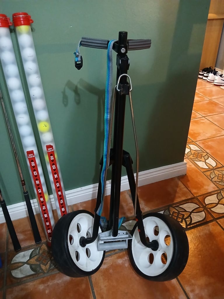 Right Hand Golf Set with bag, trolleys, balls and accessories,  Excellent condition