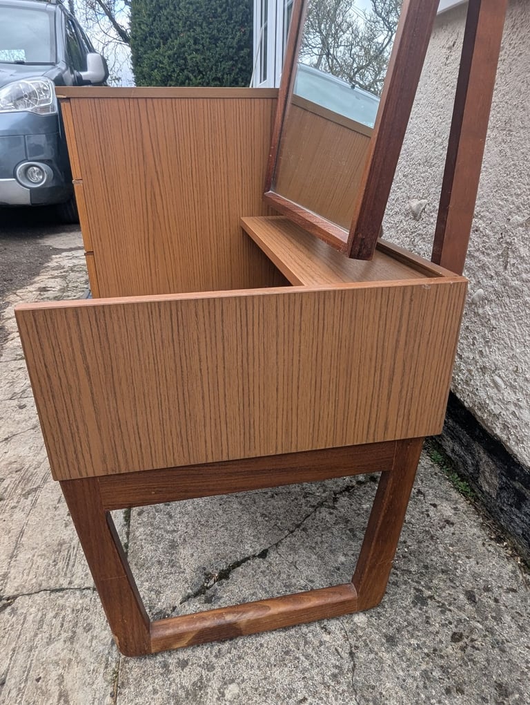 VINTAGE DRESSING TABLE/BEDROOM UNIT - FREE DELIVERY!